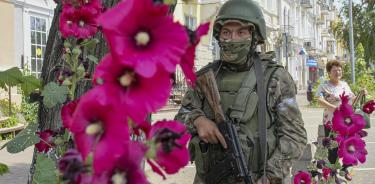 Un soldado del Grupo Wagner vigila una de las calles de la sureña ciudad de Rostov del Don