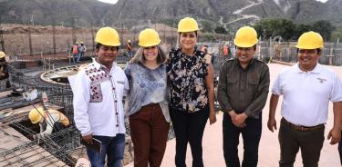 La secretaria de Bienestar, Ariadna Montiel y la directora general adjunta de Fundación Teletón, Rossana Corona, supervisaron los avances en la construcción del CRIT, que se ubicará en el municipio de Tlapa de Comonfort, Guerrero