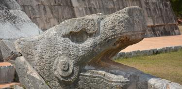 Exalta a los mayas del pasado arqueológico, pero no menciona a los mayas del pasado histórico, explica Marco Almeida Poot, investigador de la Universidad Autónoma de Yucatán