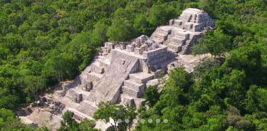 Benjamín Esqueda,  Daniel Salazar Lama y Ana García Barrios ofrecieron la conferencia “Las cuevas pintadas de Calakmul: Análisis de las imágenes y la reconstrucción virtual de las bóvedas de la Subestructura IIC”.