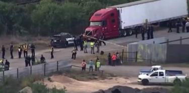 Camión abandonado en una carretera de San Antonio, Texas,en cuyo interior viajaban 66 migrantes, de los que 53 murieron