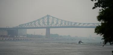 La nube de humo opaca la vista en el puente Jacques Cartier, en Montreal.