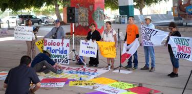 Activistas protestan contra la Propuesta antiinmigrante SB 1718 de Florida, en el barrio latino Logan de San Diego