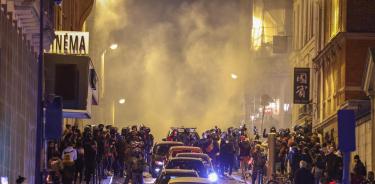 Policías se enfrentan a manifestantes cerca del arco de Triunfo de París