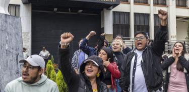 Guatemaltecos protestan frente a la sede de la Corte Constitucional, en Ciudad de Guatemala