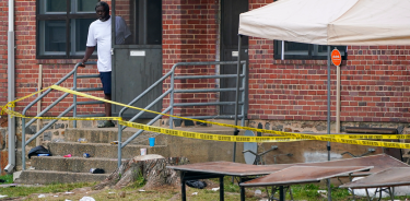 Vecino observa la escena del crimen ocurrido junto a su casa en el sur de Baltimore, Maryland