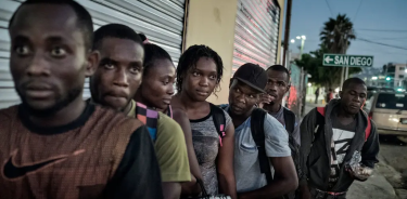 Haitianos hacen fila en un albergue de Tijuana para dormir (NYT)