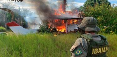 Uniformado del Instituto Brasileño de Medioambiente observa la destrucción de un campamento en el estado de Roraima (norte)