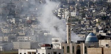 Columna de humo en los alrededores de la mezquita de Yenín, donde se atrincheraron este lunes milicianos palestinos