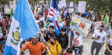 Migrante con la bandera de Guatemala en una manifestación de protesta el sábado en Homestead, Florida