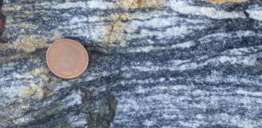 La roca más antigua de la Tierra: roca granítica de 4 mil millones de años de los Territorios del Noroeste, Canadá.