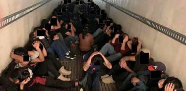 Migrantes en un camión hacia Estados Unidos