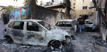 Palestino observa coches y vivendas quemadas por fuego israelí en el campo de refugiados de Yenín