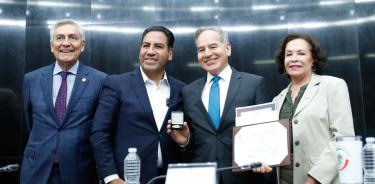El físico y Premio Crónica Gerardo Herrera Corral -tercero de iz a der- recibió el galardón en la Cámara de Semadores.
