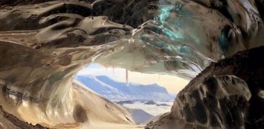 Cueva glaciar en Svalbard, Noruega, formada por grandes volúmenes de agua de deshielo glacial que fluye a través de ella durante el verano.
