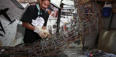 El artista urbano Jorge 'Yorch' Pérez Mendoza trabaja en la elaboración de una escultura llamada 