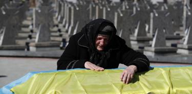 Madre de un soldado ucraniano llora junto a los restos de su hijo, caído en combate con los invasores rusos