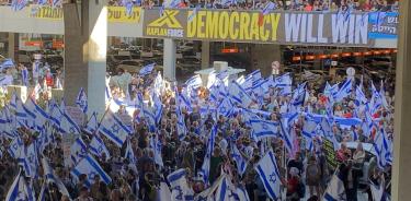 Protesta masiva de ciudadanos en Tel Aviv en contra de la reforma judicial.