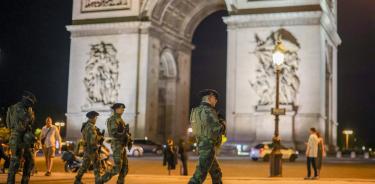 Soldados franceses vigilan el área cerca del Arco del Triunfo, en París