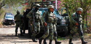 Soldados del Ejército mexicano hacen presencia en la zona en la que se registró un ataque en contra de miembros de la fiscalía de Jalisco