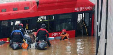 Equipos de rescate en un autobús que se encontraba en un túnel inundado