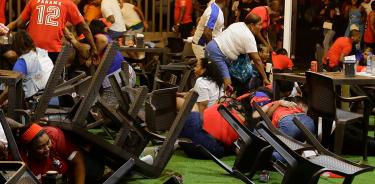 Personas se ocultan bajo las mesas del popular mercado de Marisco en Panamá durante el tiroteo