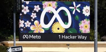 Logotipo de Meta frente a su sede en Menlo Park, California