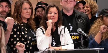 La presidenta de SAG-AFTRA, Fran Drescher (C), en la rueda de prensa donde se anuncia el inicio de una huelga