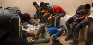 Migrantes en Texas esperando ser reubicados