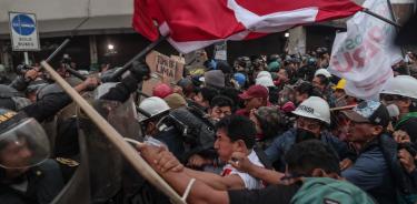 La policía se enfrenta con manifestantes durante protestas en Lima (Perú).