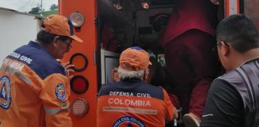 Rescatistas de la Defensa Civil ayudando a heridos, Norte de Santander, Colombia.