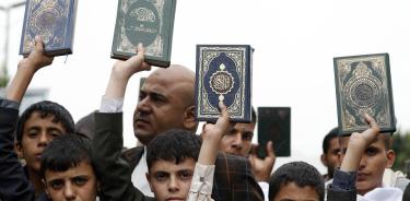 Yemeníes sostienen copias del Corán en protesta contra su profanación
