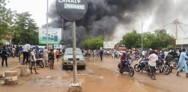 Personas participan en una manifestación este jueves, en Niamey