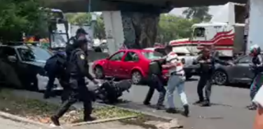 Riña entre motociclista y policías en Venustiano Carranza