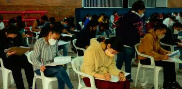 Estudiantes realizan su examen de admisión a la UNAM
