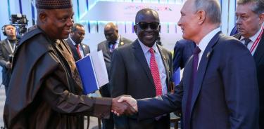Cumbre Rusia-África: Putin estrecha la mano del vicepresidente de la República Federal de Nigeria, Kashim Shettima