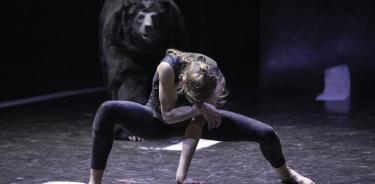 En la obra, el oso entra en el humano para recordarnos la relación que tenemos con la naturaleza, dice Wim Vandekeybus.