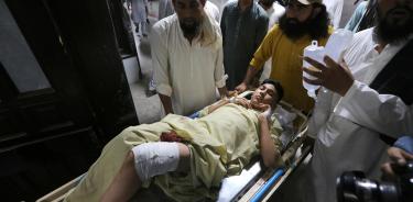 Un niño herido es trasladado a un hospital luego de la explosión