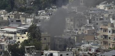 El humo se eleva desde el campo de refugiados palestinos de Ain al-Hilweh durante los enfrentamientos entre Fatah y grupos rivales