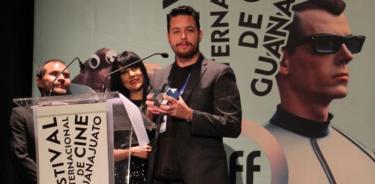 El cineasta Jonás N. Díaz al recibir su premio.