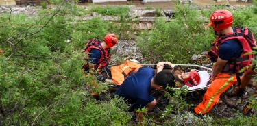 Rescate de un ciudadano herido en China por inundaciones.