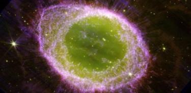 El Telescopio Espacial James Webb (JWST) ha registrado nuevas imágenes impresionantes de la icónica Nebulosa del Anillo, también conocida como Messier 57.