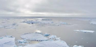 Fotografía tomada en la zona marginal de hielo del Océano Ártico desde el rompehielos sueco Oden, verano de 2021.