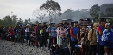 Personas migrantes hacen fila  para ser trasladados a la Estación de Recepción Migratoria (ERM) de San Vicente en Metetí (Panamá).