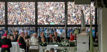 El Papa Francisco rezando en la Capilla de las Apariciones en Fátima en la JMJ.