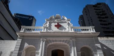 Fachada del edificio de la Cruz Roja en Caracas, Venezuela