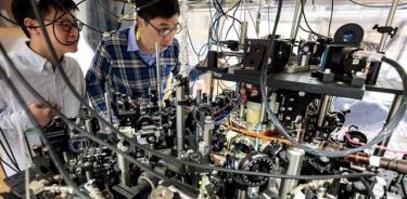 Arriba, los coautores del estudio Zhendong Zhang (a la izquierda) y el profesor Cheng Chin en el laboratorio.