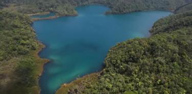 Los intensos colores azules característicos de las Lagunas de Montebello, rodeadas del paisaje verde de los bosques, en el sureste de Chiapas