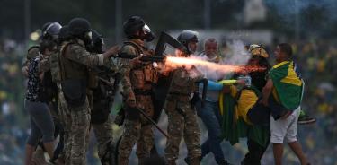Policías enfrentan a bolsonaristas, el pasado 8 de enero
