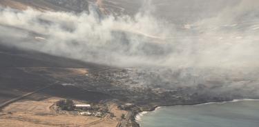 Vista aérea de los edificios dañados en Lahaina, Hawái a consecuencia de un gran incendio forestal